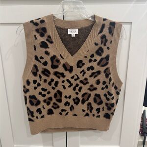 le lis leopard sweater vest size med